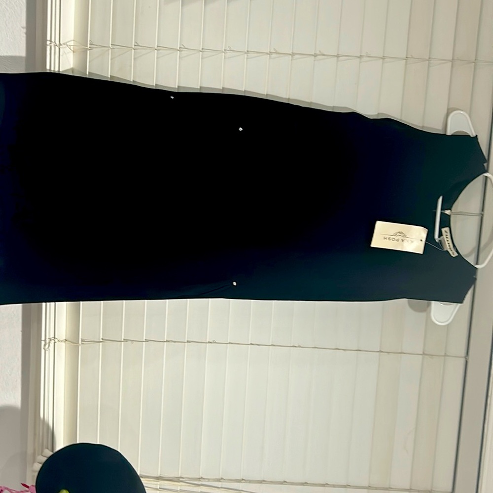 Evening or daytime black dress sits at knee xl